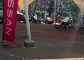 Vecinos denuncian invasión de parque en Benito Juárez por agencia de autos