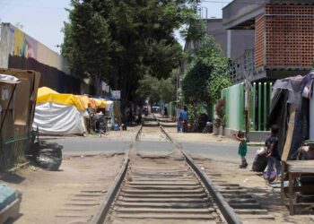 Migrantes tienen 2 años en campamento ubicado en Vallejo; vecinos piden apoyo para reubicarlos