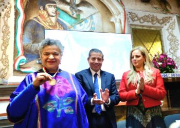 Beatriz Paredes Rangel recibe medalla al Mérito «Manuel Aguilera Gómez»