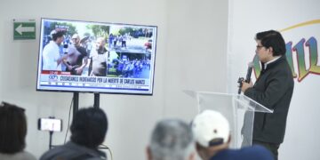 Señalan vínculo político en presuntos montajes: funcionaria de BJ aparece en escena del 15N